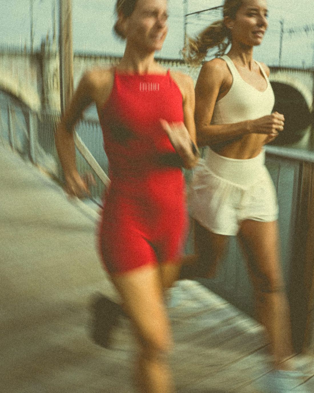 Amagoia Eizaguirre corriendo junto a una amiga sobre un puente, programa De Cero a Runner