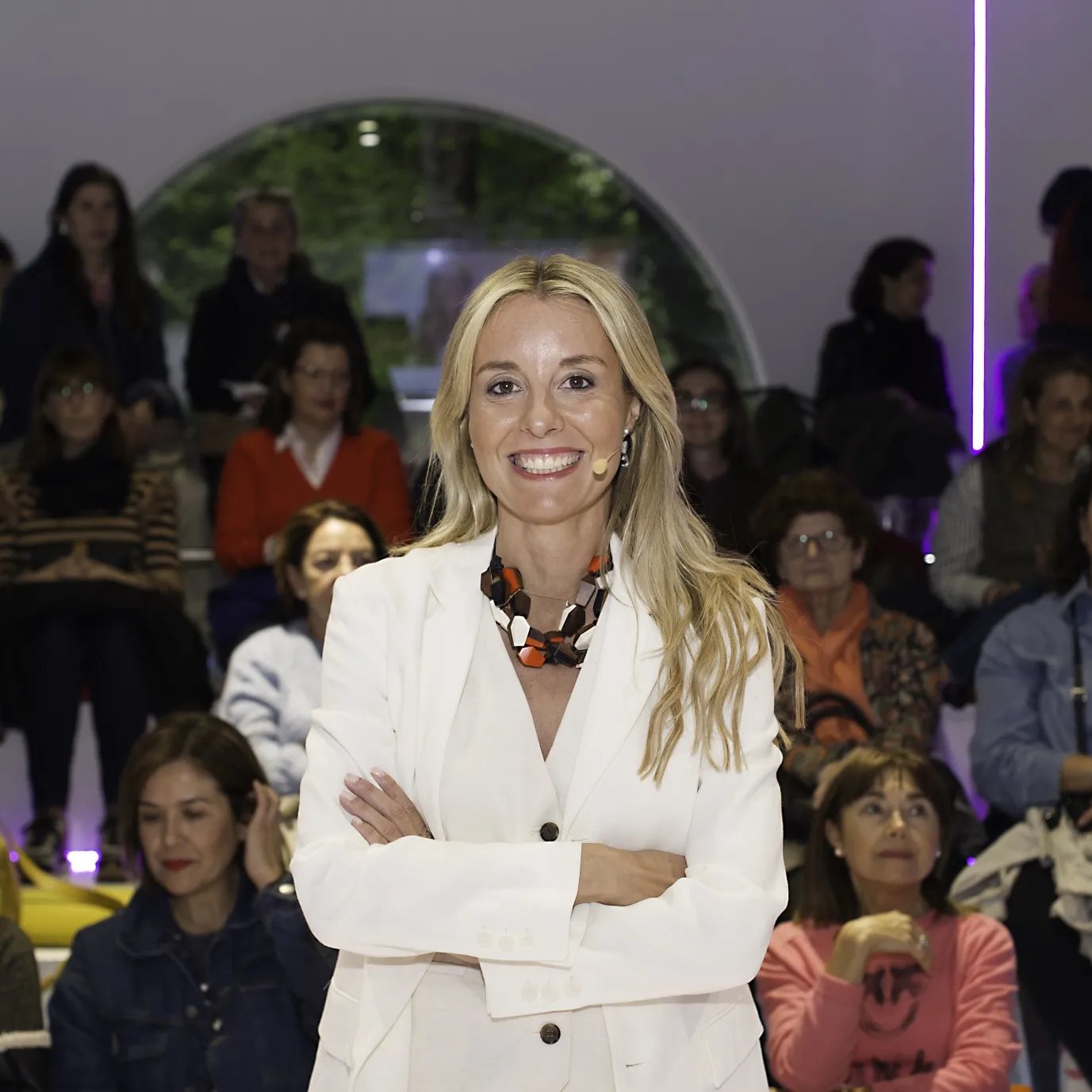 Amagoia Eizaguirre sonriendo con los brazos cruzados durante una conferencia