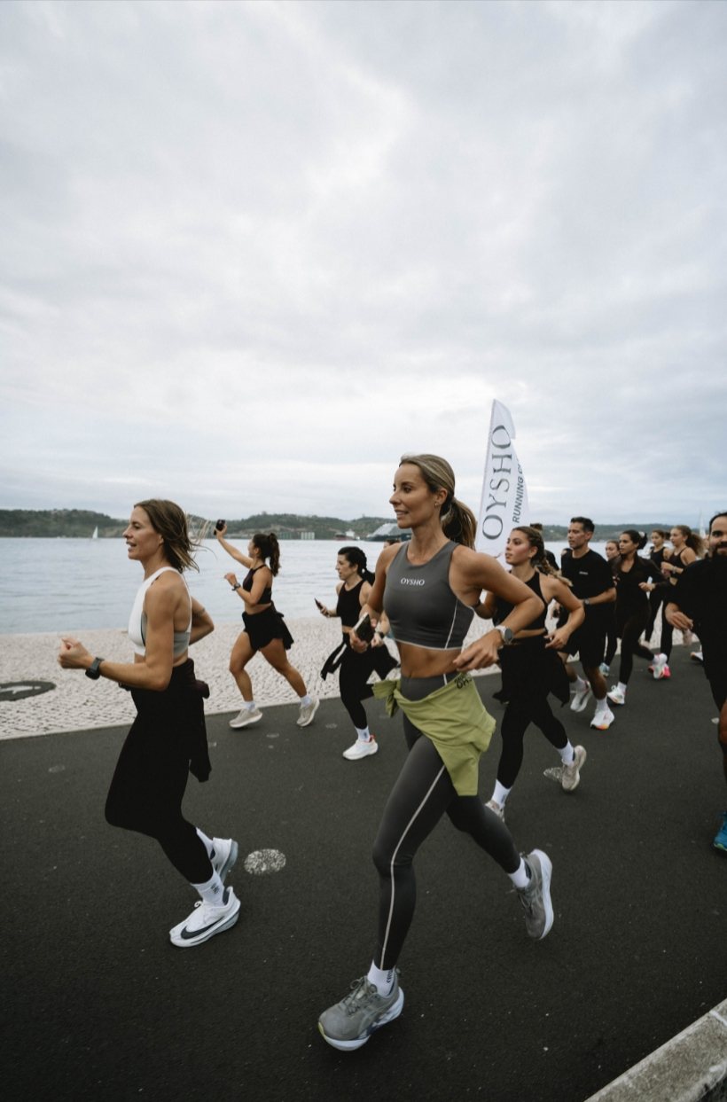 Grupo de corredoras Oysho Running entrenando juntas al aire libre