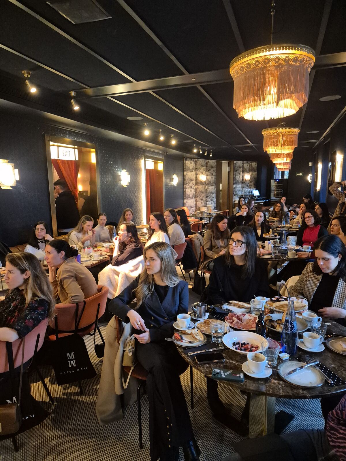 Asistentes reunidas en un evento RECARGA, brunch con buena energía