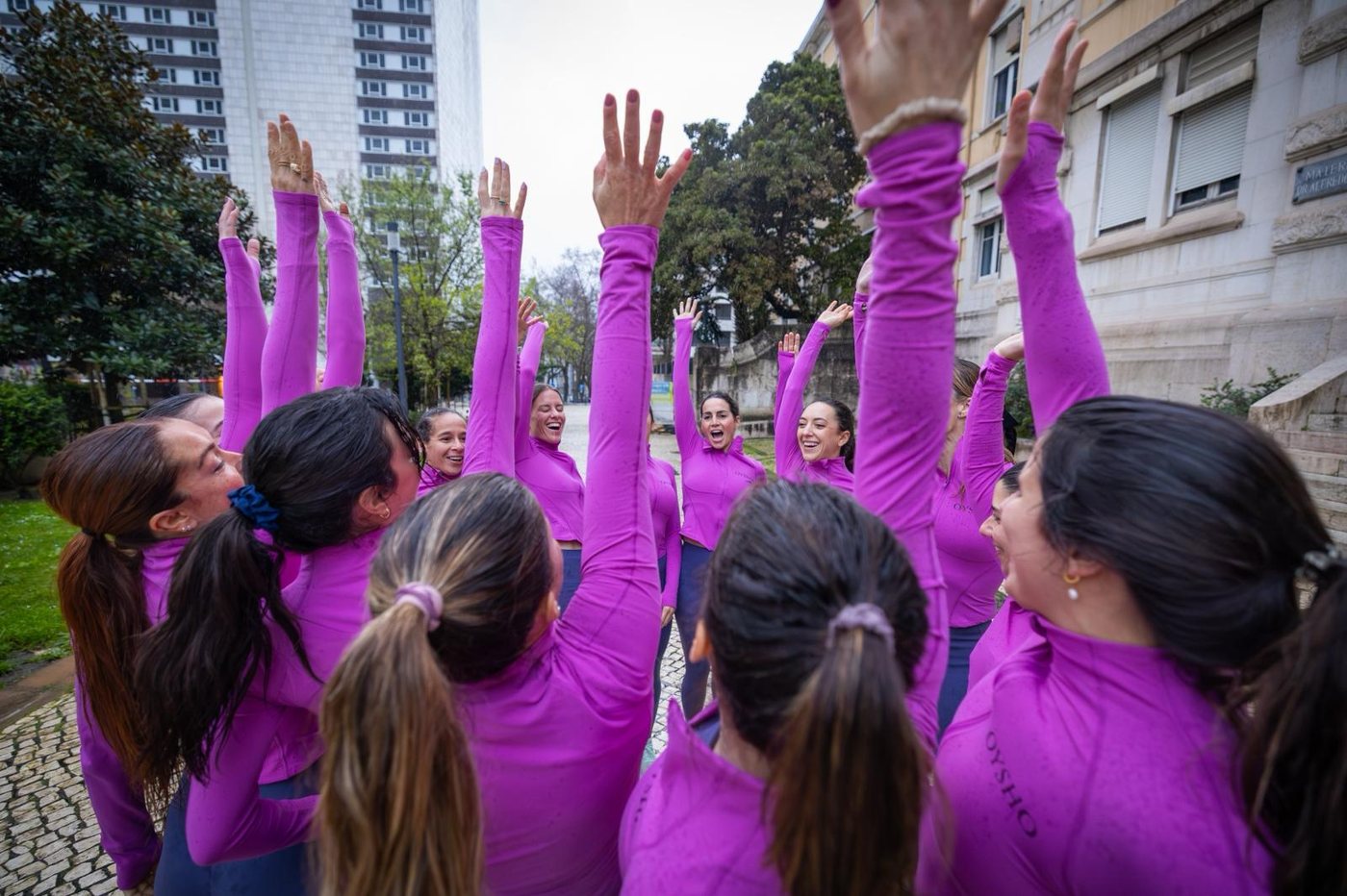 Embajadoras Oysho Running celebrando con los brazos en alto