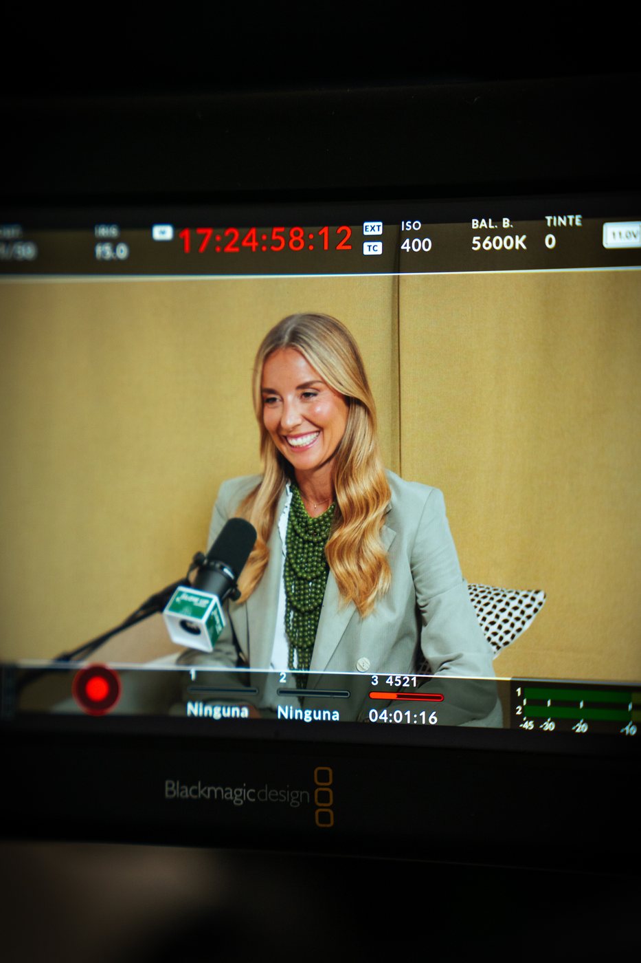 Amagoia Eizaguirre grabando el podcast Recárgate