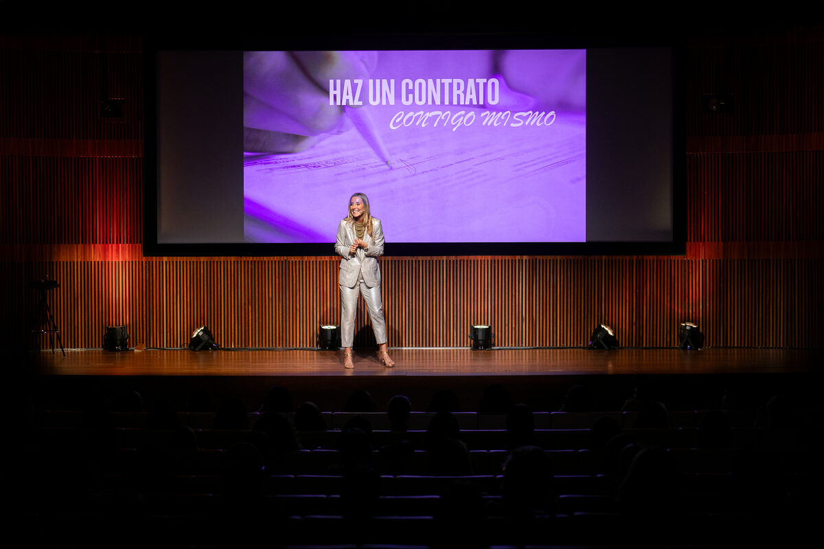 Amagoia Eizaguirre en el escenario de una conferencia, con la diapositiva Haz un contrato contigo mismo